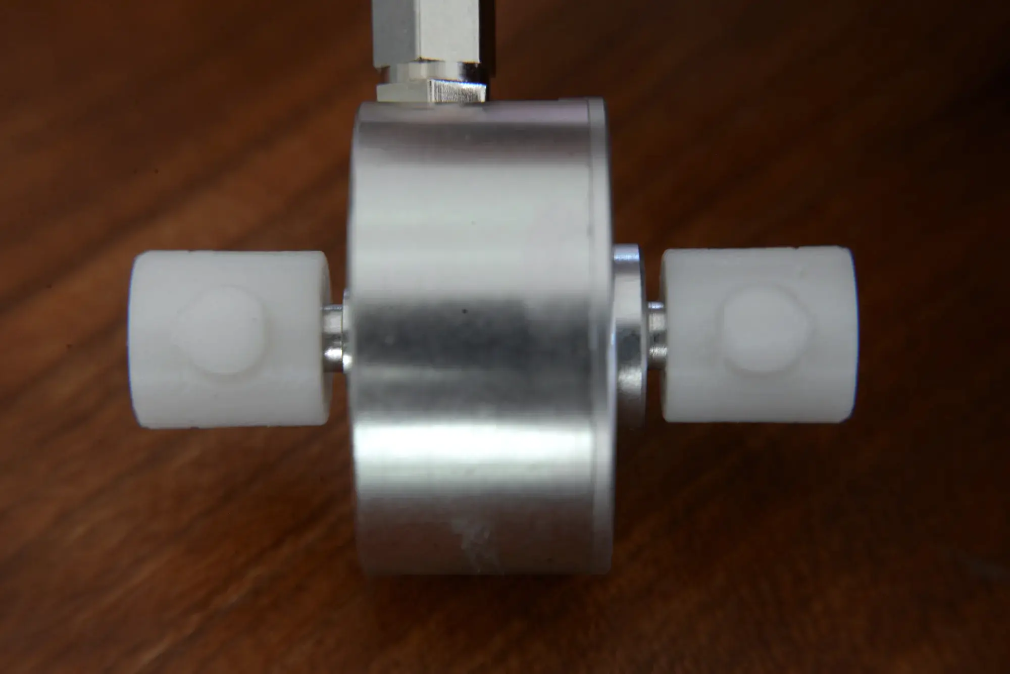 Close-up of the Splayometer load cell with twist-lock quick-release connectors on each end